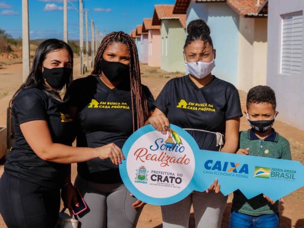 Prefeitura de Cuiabá  O sonho realizado: beneficiados contam com  felicidade sobre a emoção de receber as chaves da casa própria