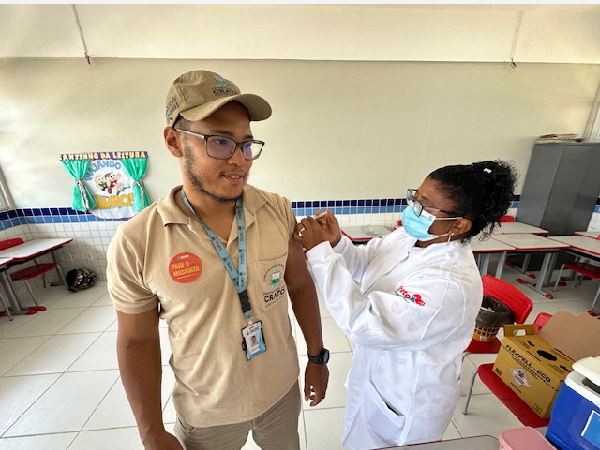 Das Gesundheitsamt von Crato führt in Prasa Siqueira Campos Impfungen gegen Influenza und COVID-19 durch