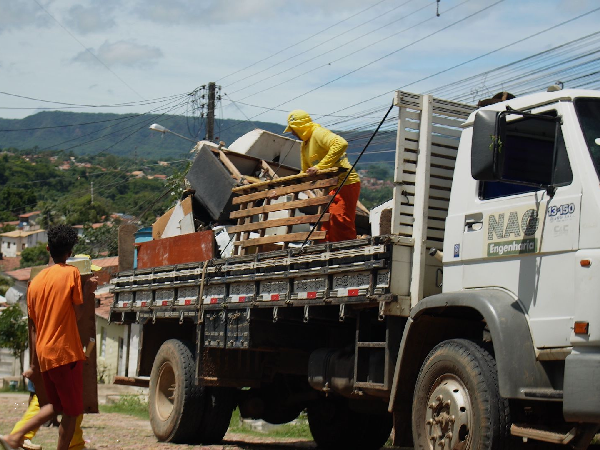 Mais uma ação do Cata Treco nesta sexta-feira, 07